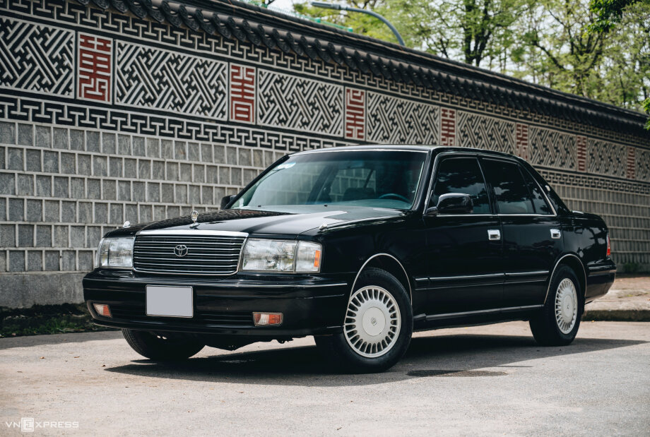   Toyota Crown-это автомобиль , который с 1955 года производился Toyota в Японии.