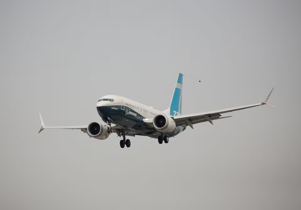 Boeing 737 MAX 7, пилотируемый главой FAA Стивом Диксоном, приземляется во время оценочного полета на авиабазе Boeing Field в Сиэтле, 30 сентября 2020 года. Фото: REUTERS/Lindsey Wasson