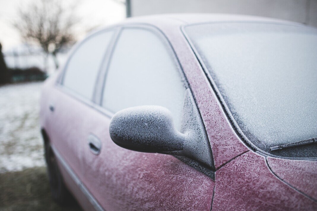 С наступлением зимы задача очистки автомобилей от наледи становится настоящей проблемой для владельцев.-2