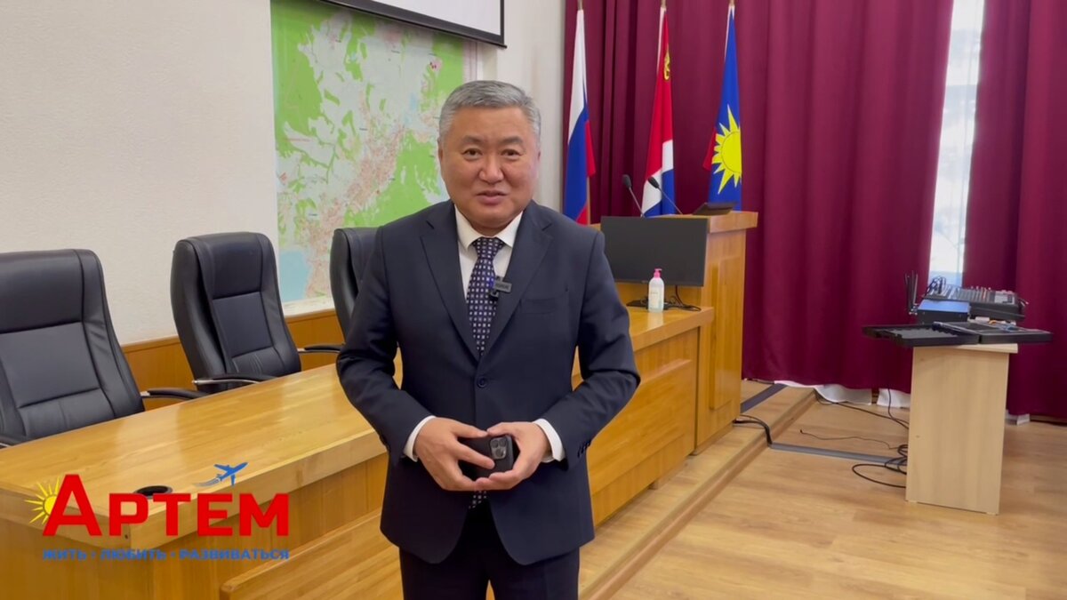     Мэр Артема Вячеслав Квон провел еще одну продуктивную встречу со студентами артемовского филиала Владивостокского государственного университета. В этот раз в мэрии собралось более 50 молодых людей, которые задали интересующие их вопросы, относившиеся как к образованию, так и к жизни города и страны.