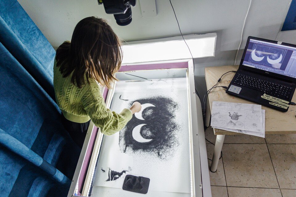    Первые кадры мультика о большом черном коте, который влюбился в луну, уже готовы. Валерий ЗВОНАРЕВ