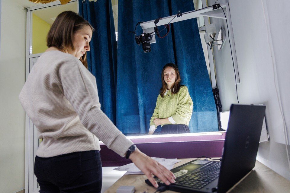    Чтобы снять 1 секунду мультфильма, девушка должна сделать 12 кадров на фотоаппарат. Валерий ЗВОНАРЕВ