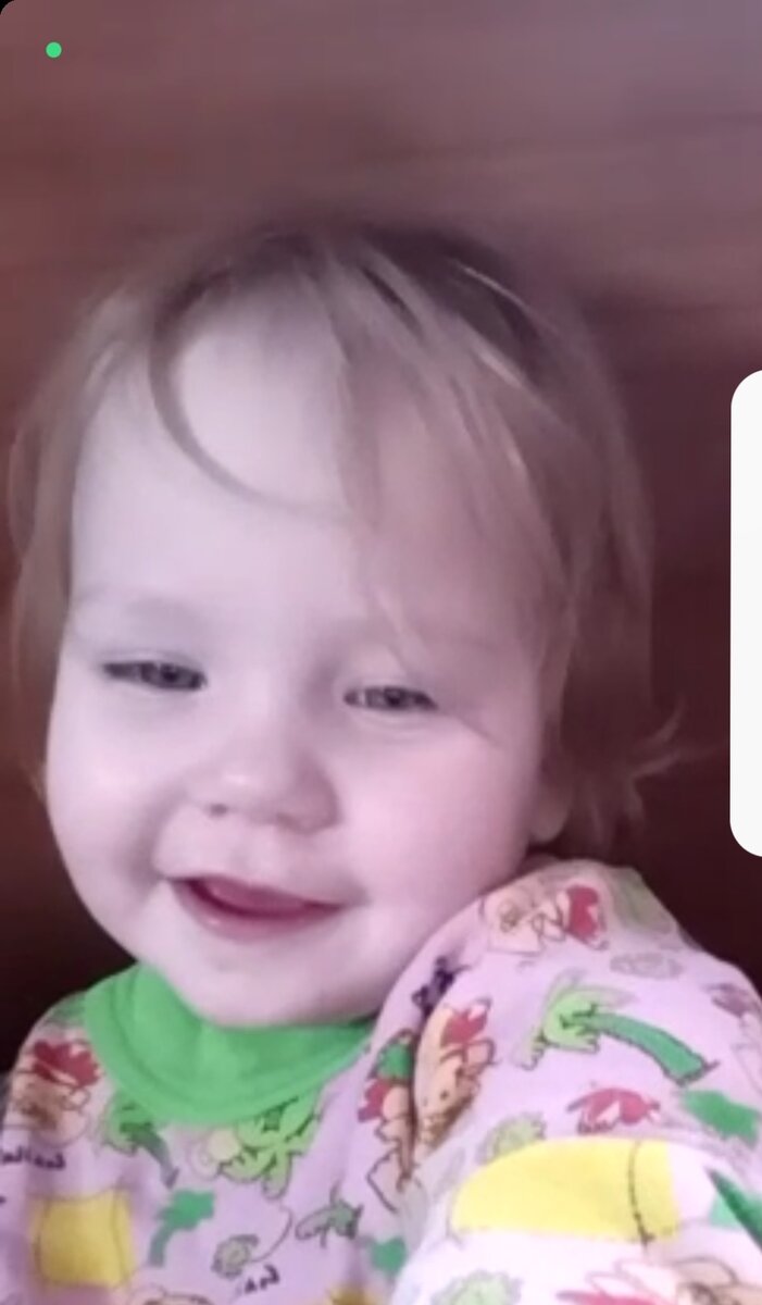 Мия общается со мной по телефону