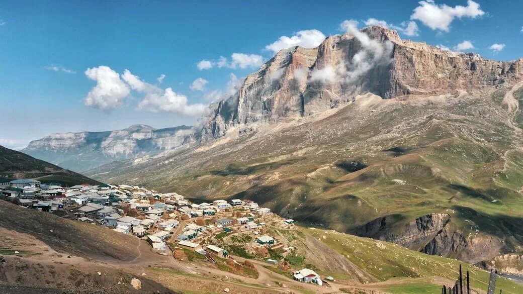 Высокогорное селение. Горы Куруш Дагестан. Село Куруш Докузпаринский район. Горный аул в Дагестане Куруш. Селение Куруш Дагестан.