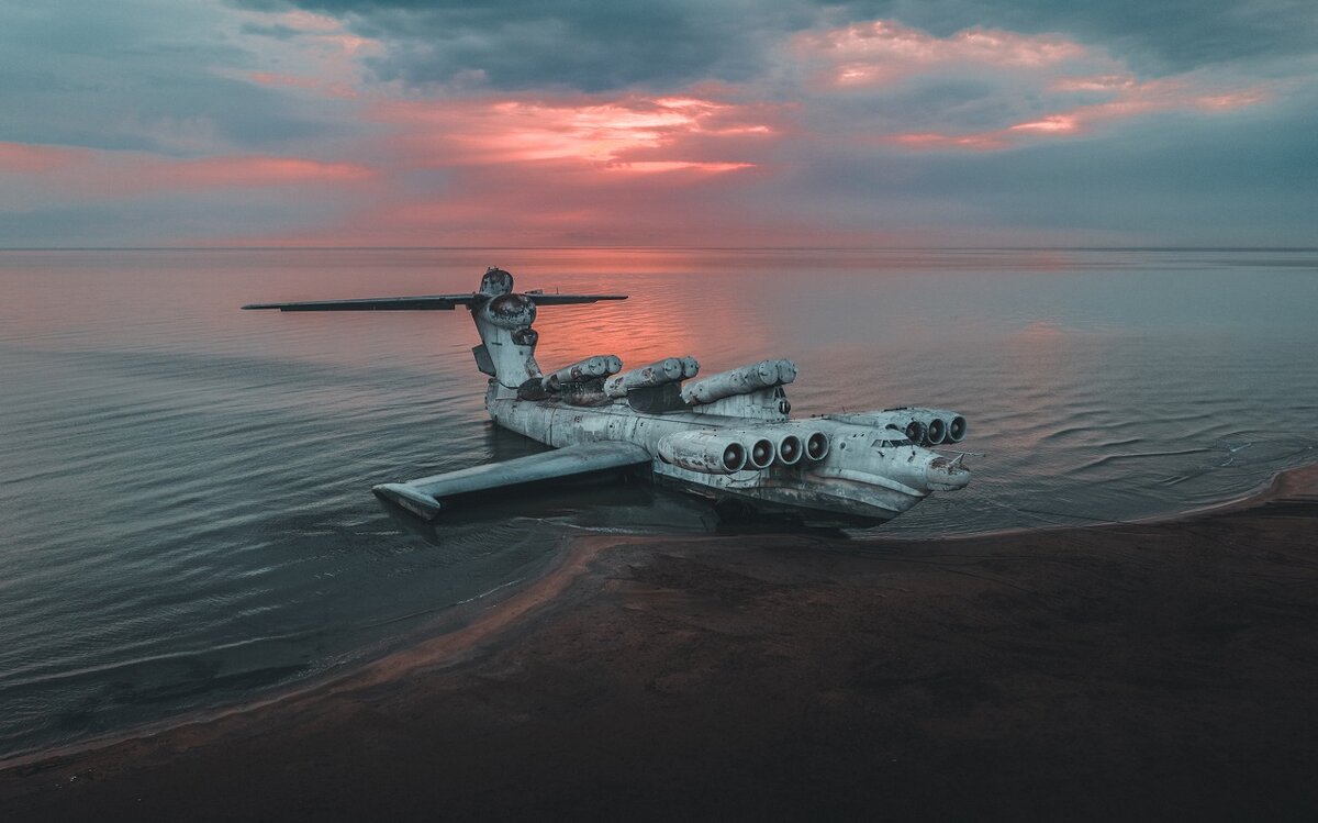 Корабль парит над водой