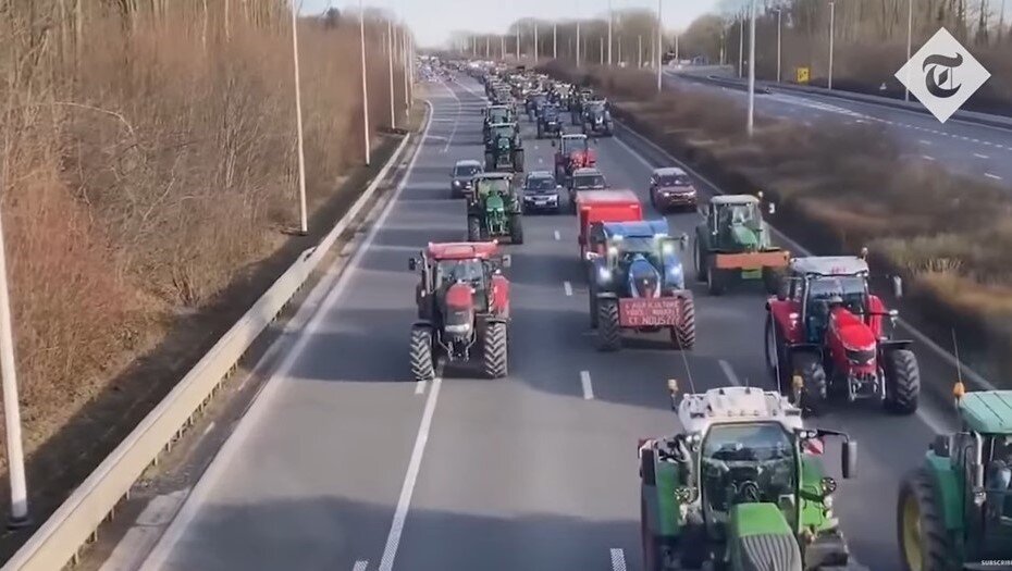    Тракторная колонна идёт на Брюссель Автор фото: Telegraph/Youtube