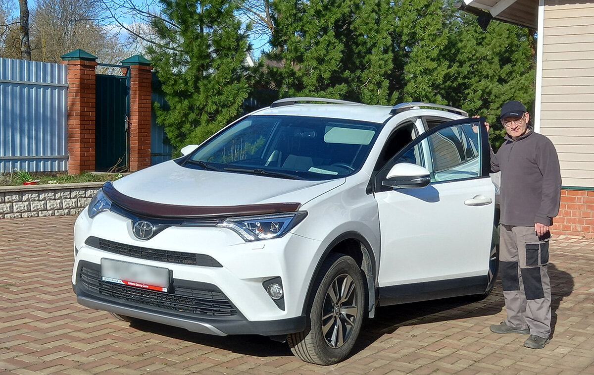 Auto year. Новогодняя машина с елкой. Красная новогодняя машина. Новый год авто. Новогодняя машинка.