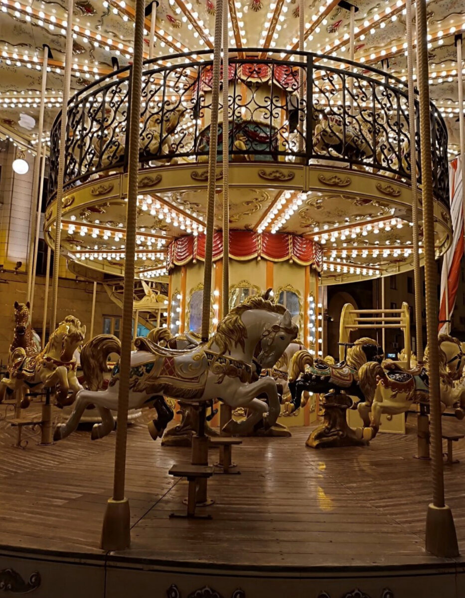 Кружится жизни карусель, как прежде, но замела метель надежды…©️