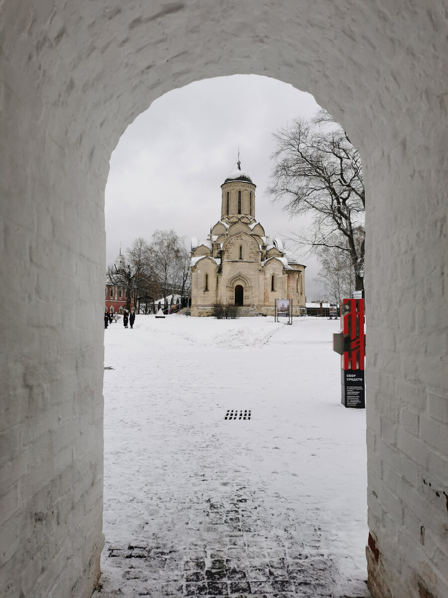 В монастыре было так тихо, что хруст снега под ногами казался громким. 