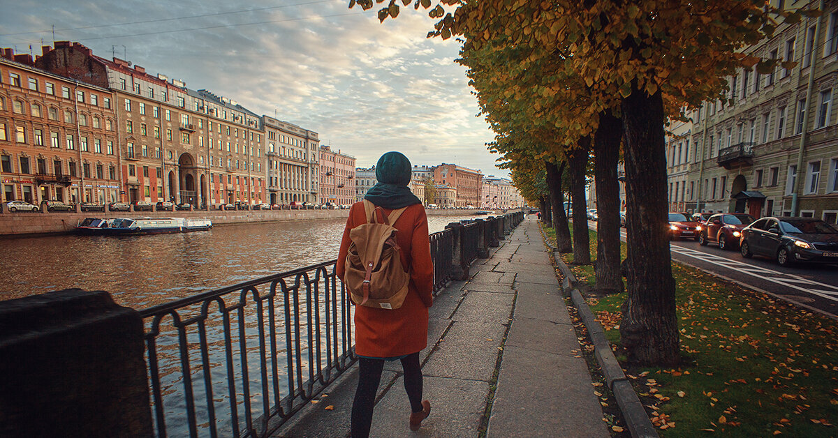 Фотограф под дождем. Конные прогулки байдарская долина. Люди оглядываются на улице. Фотосессия на вокзале. Девушка у реки.