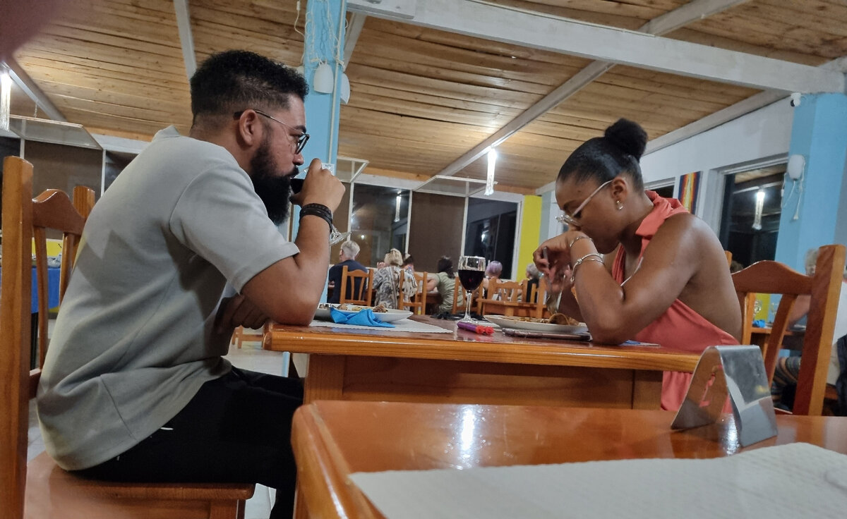 Продаётся ли баыбелтив в питере. Продается ли в городе. Yuko магазин продаётся ли канставары. 1000 мелочей южные ворота. Полка в аптеке.