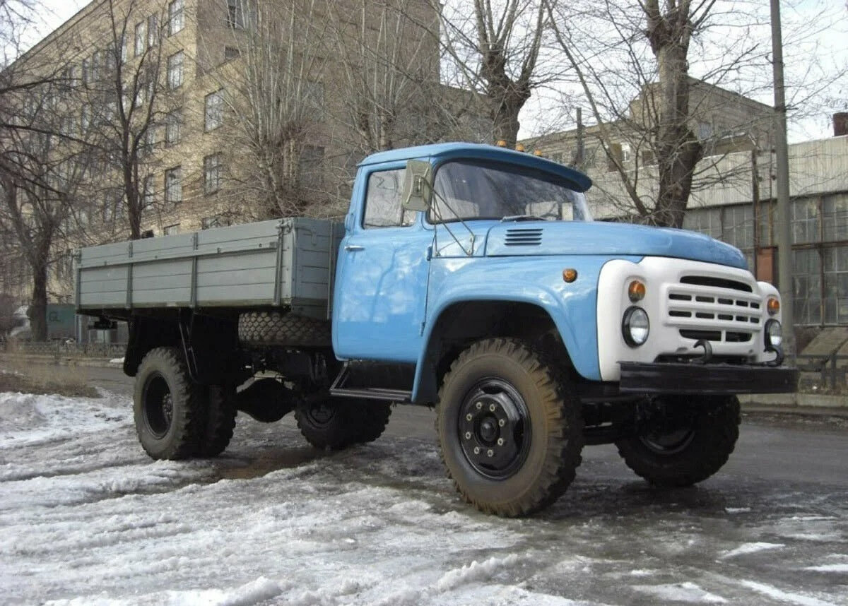 Советский среднетоннажный грузовой автомобиль ЗИЛ-130.
