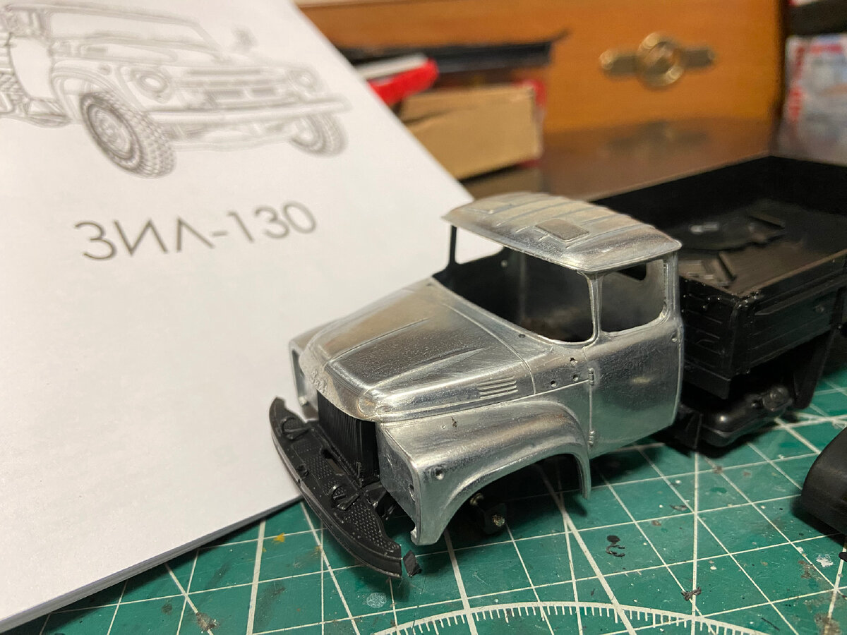 Но если бока и линии капота до ума довести было не сложно, то вот как поправить поплывший оконный проём - ничего не придумал… (С) Фото из личного архива автора, 2024 год