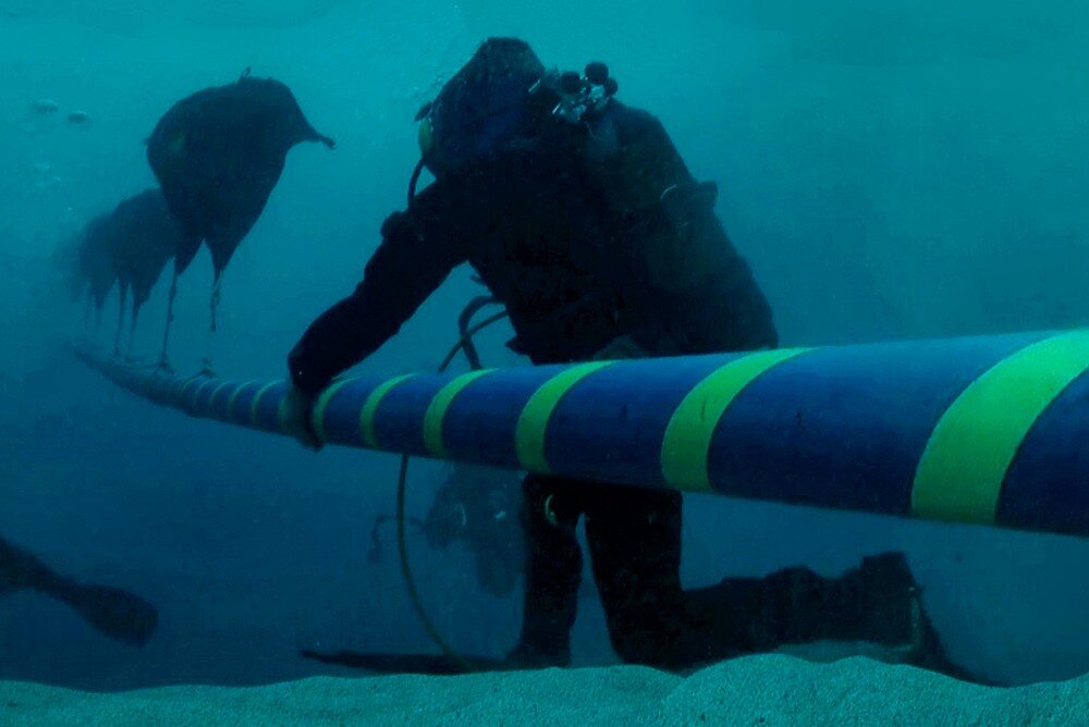 Кабели связи в красном море. Подводный оптоволоконный кабель Grace Hopper. Оптоволокно по дну океана. Прокладка кабеля по дну океана. Трансатлантический оптоволоконный кабель.