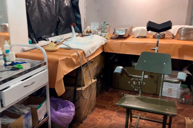    Расположение медроты находится в тылу. Это небольшое помещение с койками и кабинетами для перевязки раненых, процедурными кабинетами с современным оборудованием, которое в полк прибыло благодаря гуманитарщикам из Татарстана