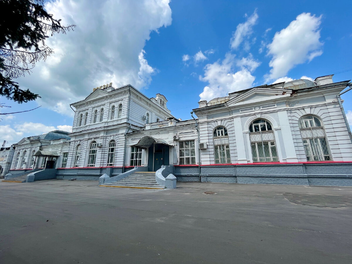 Александров - довольно понурый и провинциальный городок на Владимирщине, больше тяготеющий к Москве, так как расположен на железной дороге из столицы в Ярославль.-2