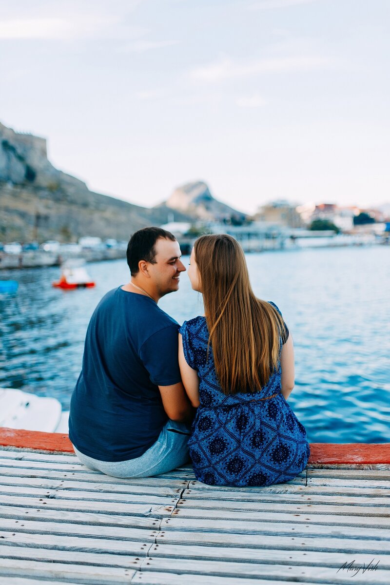 Как стать любящей. Мужчина обнимает женщину со спины. Энн хэтэуэй дневники принцессы. Spring with couple. Как стать любящей.