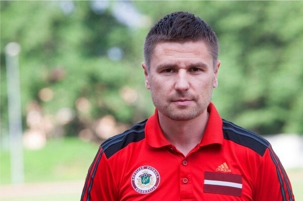Марьян Пахарь - латвийский футболист, тренер. Во время игровой карьеры он выступал на позиции нападающего. Пахарь является одним из самых известных и титулованных латвийских игроков в истории футбола.