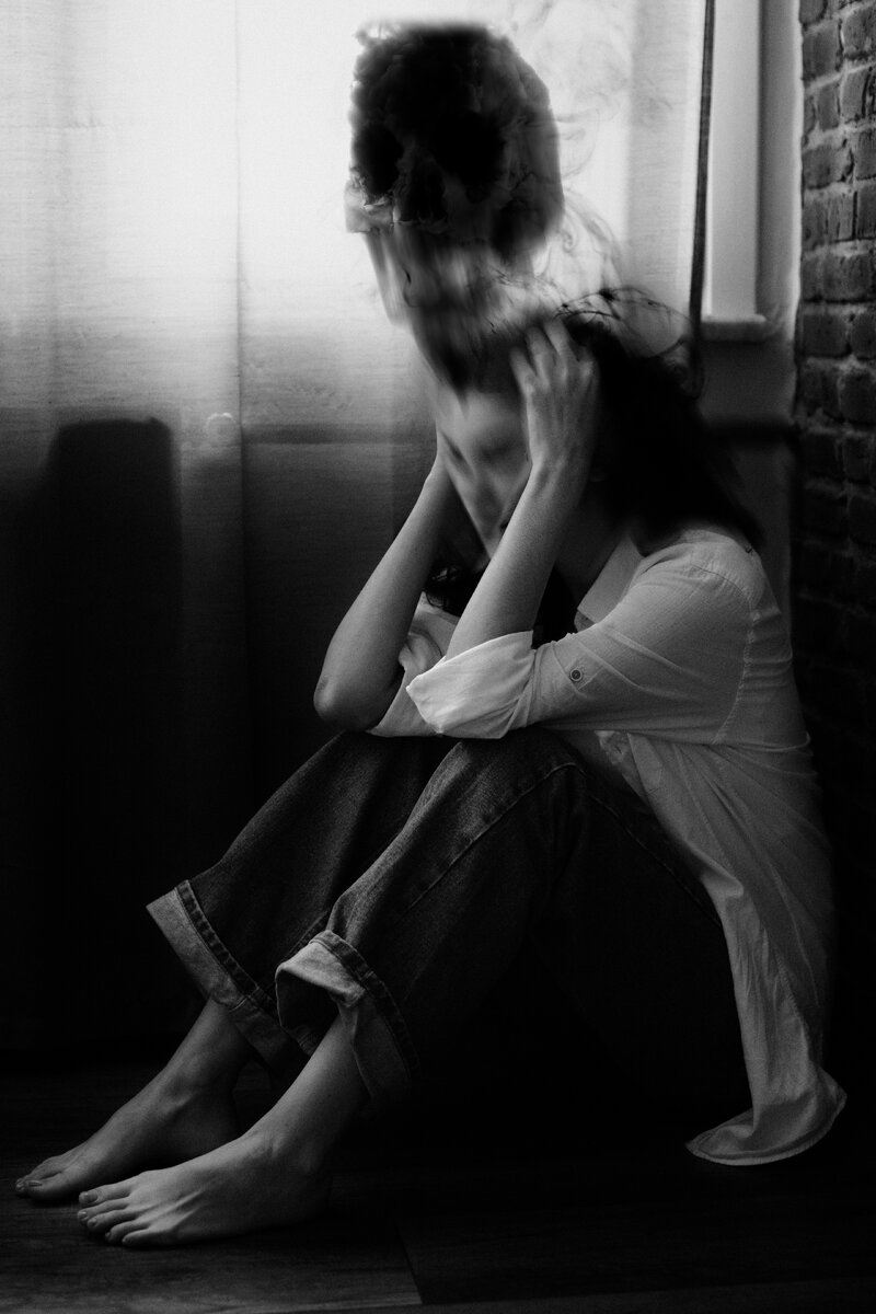 Изображение от <a href="https://ru.freepik.com/free-photo/portrait-of-person-suffering-from-depression_66107976.htm#page=2&query=%D0%96%D0%B5%D1%80%D1%82%D0%B2%D0%B0%20%D0%B8%D0%B7%D0%BD%D0%B0%D1%81%D0%B8%D0%BB%D0%BE%D0%B2%D0%B0%D0%BD%D0%B8%D1%8F&position=5&from_view=search&track=ais&uuid=330d6c49-e5f4-4d57-b176-946eb18d9cd8">Freepik</a>