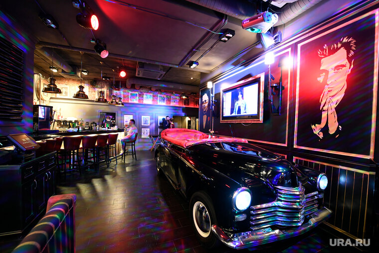 Свидание в кафе. Роль бар для пива. Стоячий бар. Люди в баре. Люди в пабе.