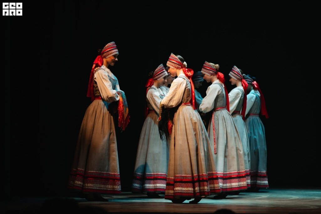 Народные танцы. Народные танцы. Народные танцы. Русский народный танец рисунок. Русский народный танец калинка малинка.
