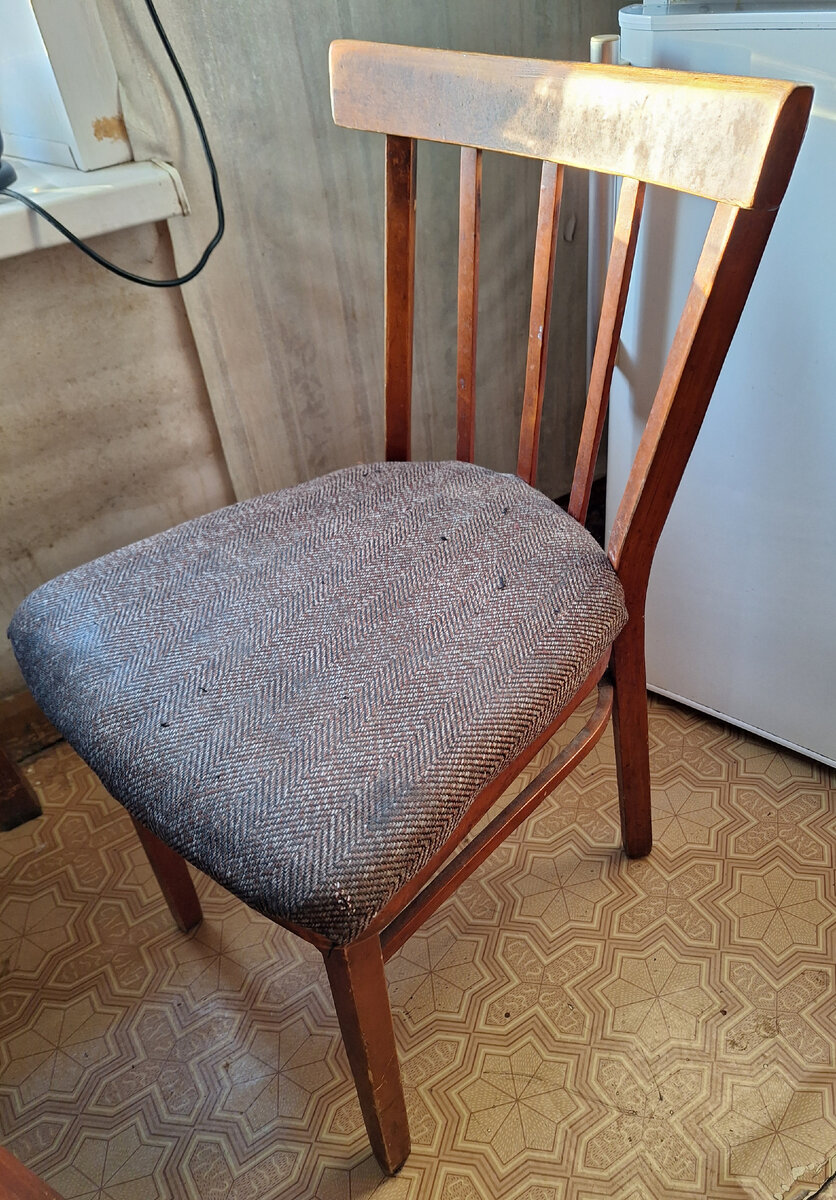 Этот стул папа перетягивал как-то давно. Ткань сменил. Я буду его делать тоже, но позже. У него вид поприличнее, чем у того, что я выбрала.