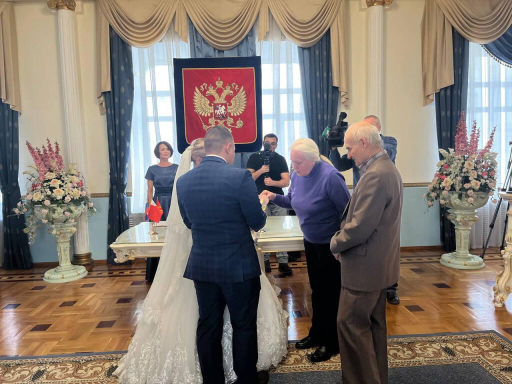 короче говоря пожар. говорящие огни. друг стал врагом. говорят у костра. веера для фаер шоу.