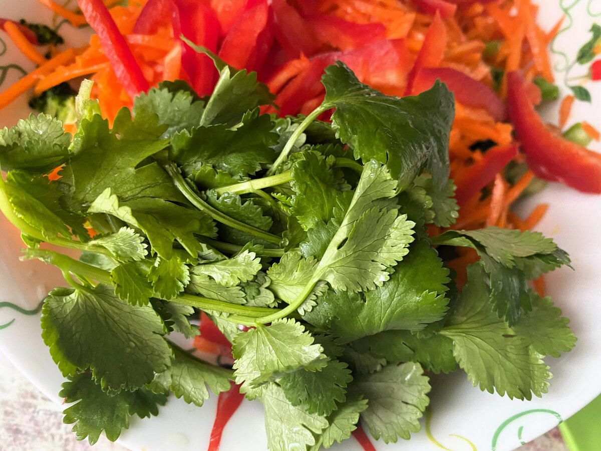 Салат заходи. Маковый салат. Греческий салат хориатики. Салаты на праздничный стол простые и вкусные. Салат дамский каприз.