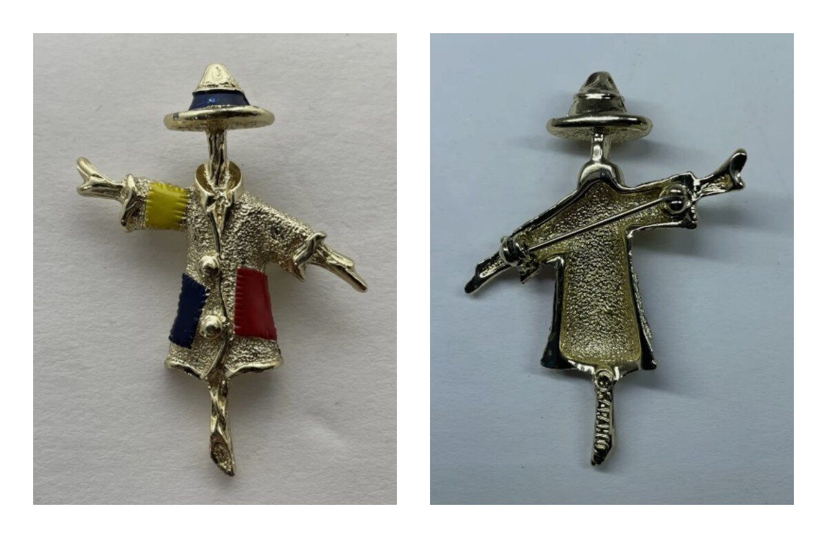 Оригинал броши был выпущен компанией Sarah Coventry в 1969 году и имеет имя Patches, маркирована Sarah и знаком авторского права