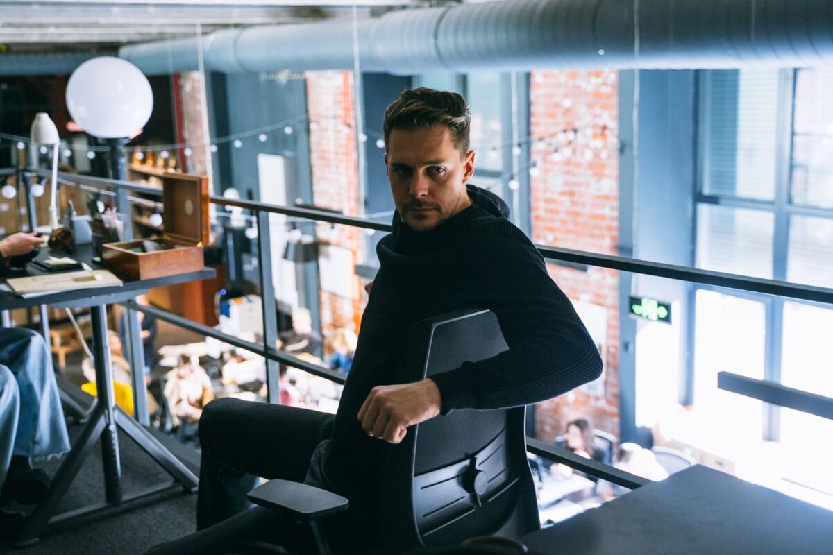       Милош Бикович на съемках сериала «The Телки» Фото: Wink / more.tv