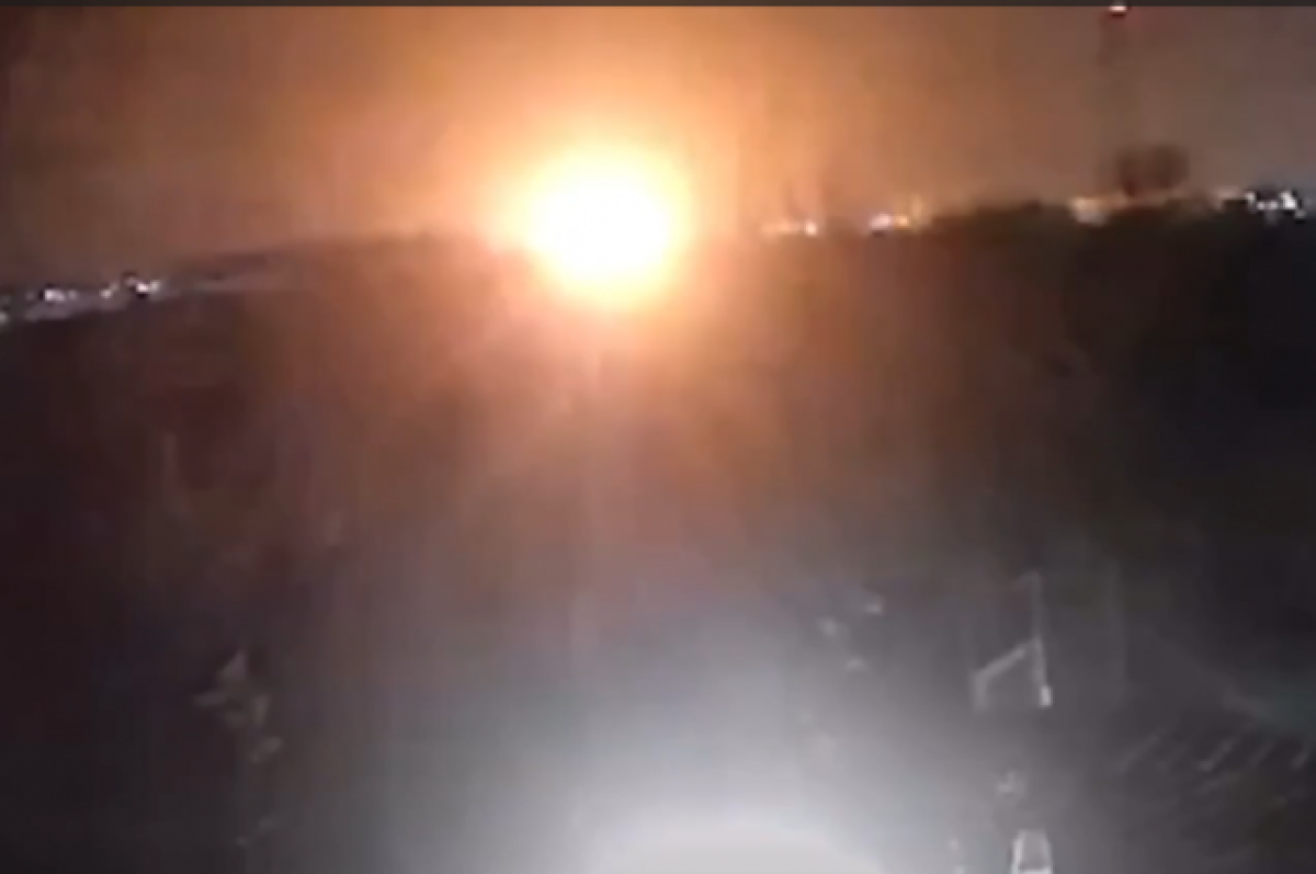    Видео момента атаки беспилотника на НПЗ в Волгограде поделились очевидцы