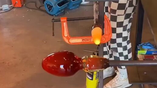 Работа со стеклом 5. Ричард сатав стеклодув. Работа со стеклом фото. Зеркало с фацетом 5 мм. Скульптуры из стекла.