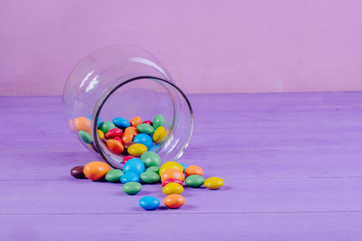 <a href="https://ru.freepik.com/free-photo/side-view-of-colorful-candies-scattered-from-a-glass-jar-on-purple-background-with-copy-space_8478426.htm#query=%D0%BA%D0%BE%D0%BD%D1%84%D0%B5%D1%82%D1%8B%20%D0%B2%20%D0%B2%D0%B0%D0%B7%D0%BE%D1%87%D0%BA%D0%B5&position=38&from_view=search&track=ais&uuid=f348e14a-3b10-4a75-9c1b-804e01828396">Изображение от stockking</a> на Freepik