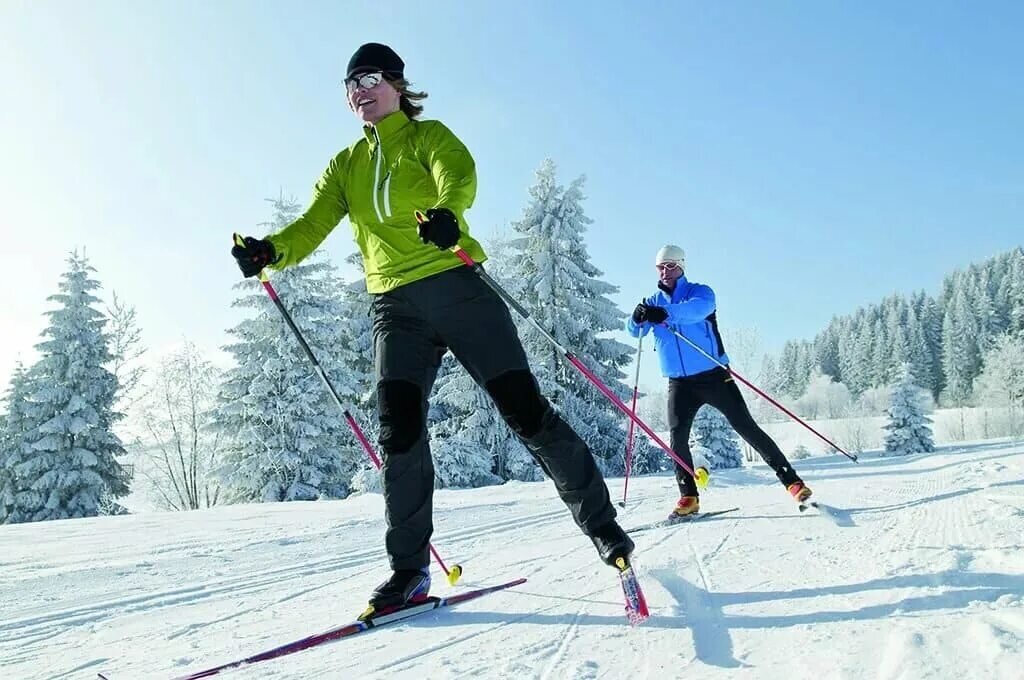Кататься на лыжах. Ходьба на лыжах. Люди катаются на лыжах. Катания на беговых лыжах.