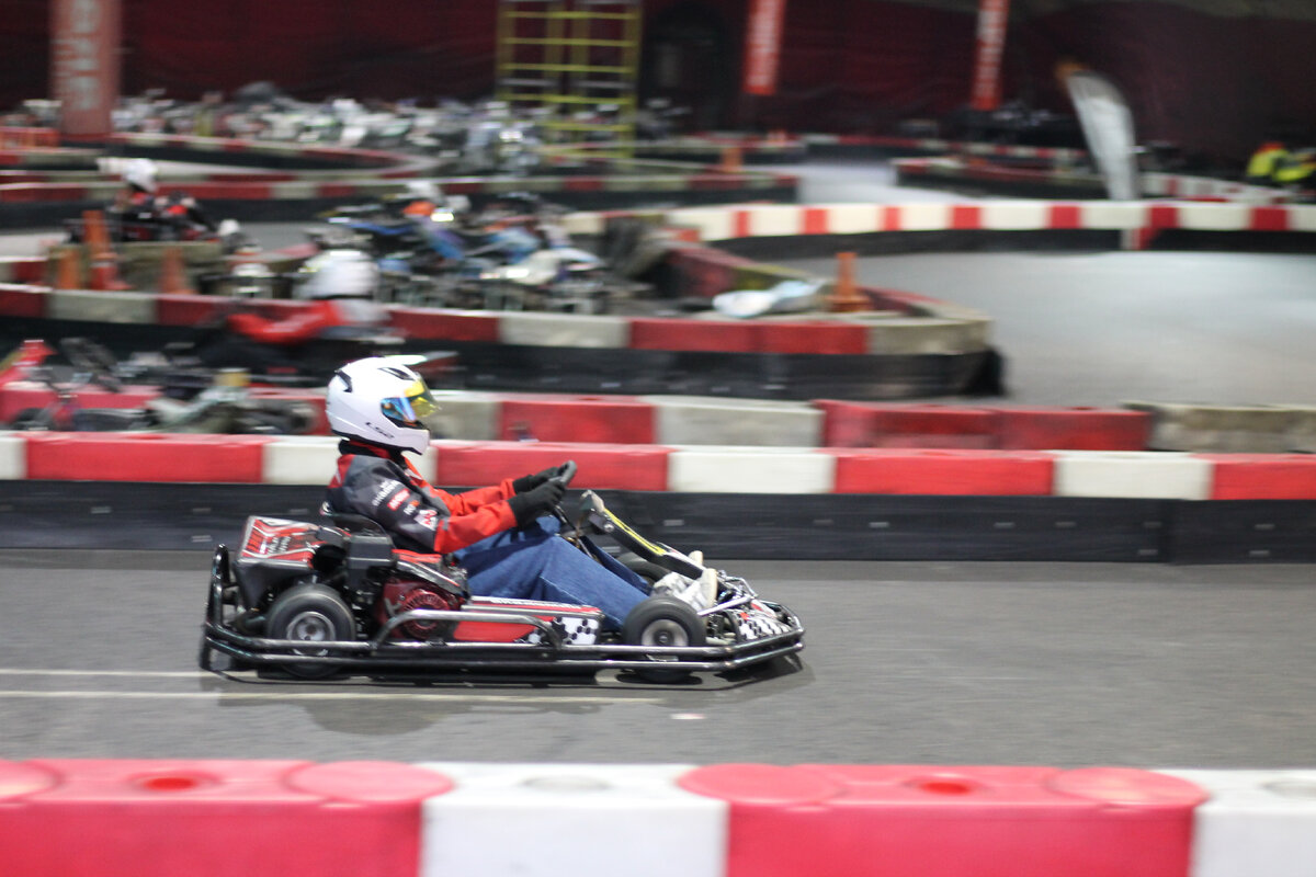 На трассе картинга - старшая внучка. Празднует 16-летие) Фото из личного архива