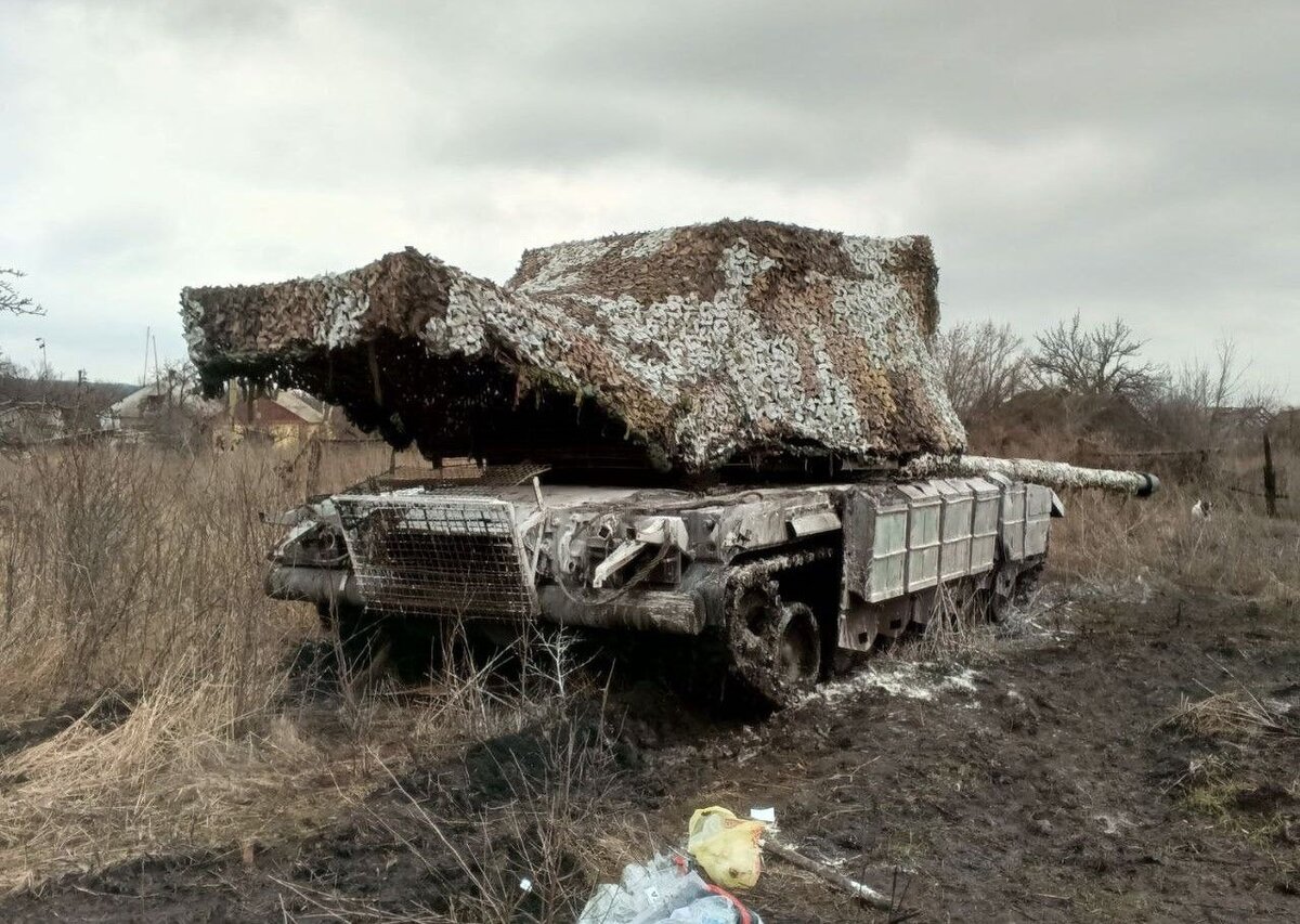 Российский Т-80БВМ с огромным антидроновым маскировочным козырьком, раскинувшимся практически на весь габарит танка, источник – Телеграм-канал Военный Осведомитель
