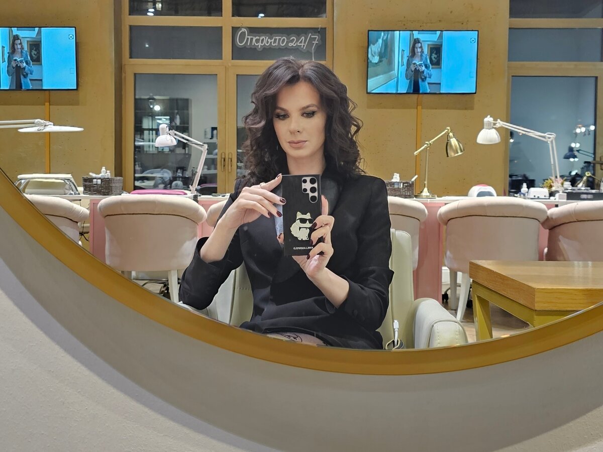 Алекса для меня не просто парикмахер-колорист, но и автор моих образов на мероприятия. В любом случае незаменимый для меня мастер, в общем))