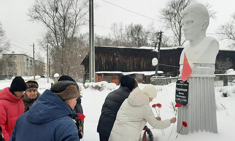 Памятник летчицам авиаполка марии расковой в энгельсе. Памятник расковой в энгельсе. Памятник марине расковой в москве. Григорий андреевич речкалов памятник. Памятник лётчице ольге санфировой самара.