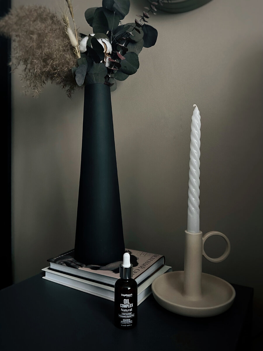 Я люблю декор и считаю, что он нужен в любом доме. Однако количество и его качество каждая хозяйка должна выбирать сама, ориентируясь не только на свой бюджет, но и вкус. Кто-то любит композиции, постоянно собирает новые, а кто-то предпочитает сделать одну и ничего в ней не менять год или даже больше. Но в любом случае — декор даже минимальный нужен, так как без него дом больше похож на отель. 