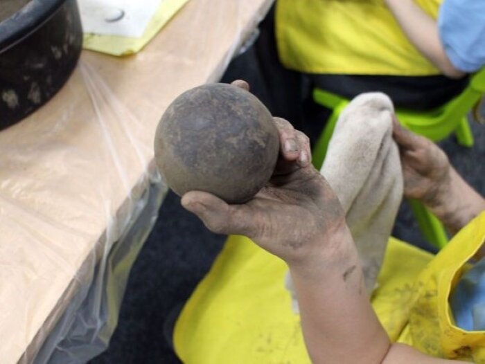 Два свинцовых шара одинаковой массы. Два одинаковых металлических шарика имеющих заряды. Два свинцовых шара. Два одинаковых шарика радиусом 1. Два свинцовых шара массами.