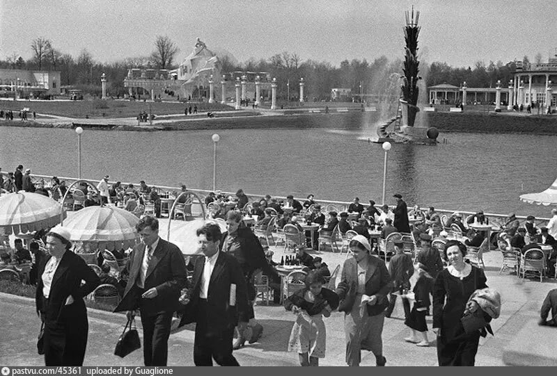 Посетители бара-ресторана поднимаются с нижней на среднюю террасу, 1939. Фото М. Гринберга, с сайта www.pastvu.com.