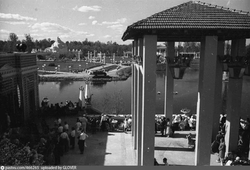 Беседка с колоннами и вид на пруд, 1939. Автор фото: В. Микоша. С сайта www.pastvu.com.