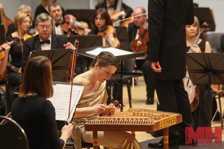 арка из гипсокартона межкомнатная. арка из гипсокартона с подсветкой. перегородка для зонирования комнаты. интерьер проходной гостиной с 2 дверями. арка из гипсокартона межкомнатная.