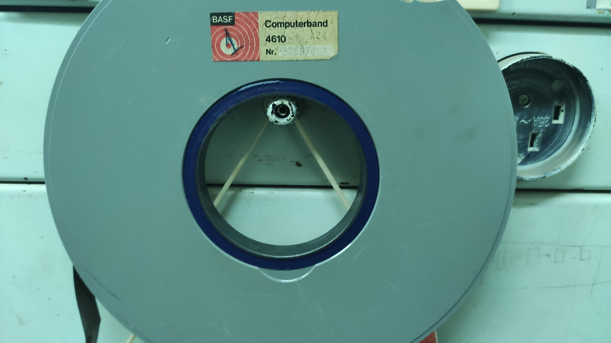 лента для ЭВМ зажималась силой трения [фото автора]