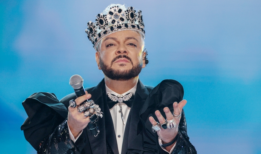 Киркоров бьет женщину. Ударил костюмера. Киркоров филипп в лосинах отхлестал цветами. Киркоров ударил женщину на концерте. Киркоров букет цветов зритель.