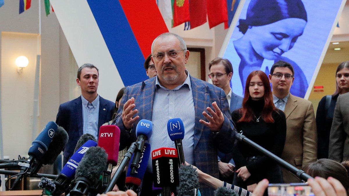 Менеджмент управление персоналом специальность. Куда идти менеджеру. Деловой человек. Куда идти менеджеру. Профессия менеджер.