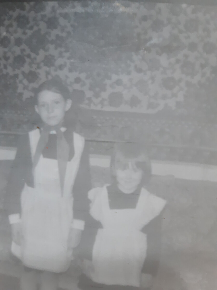 Я и Оля. Мне 10, Оле 5 (нарядили в мою старую школьную форму). Фотографировала тётя Галя.