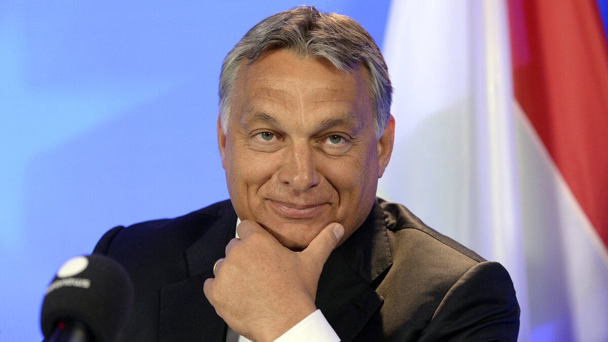 Соотечественник орбана. Орбан. Орбан смеется. Орбан улыбается.
