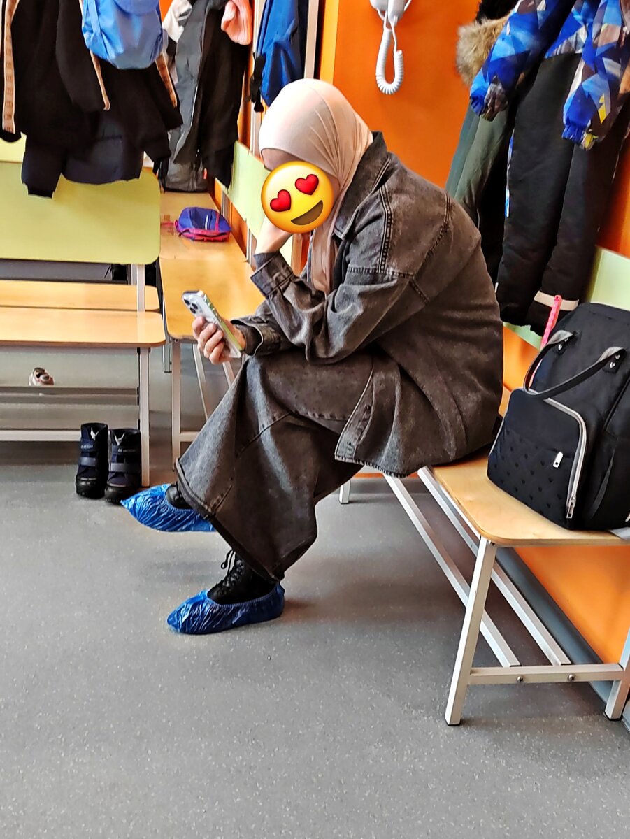 Что-нибудь интересное а то скучно. Давай расскажем какие нибудь. Какие-нибудь прикольные комиксы. Смешные комиксы. Чтобы еще такое придумать.