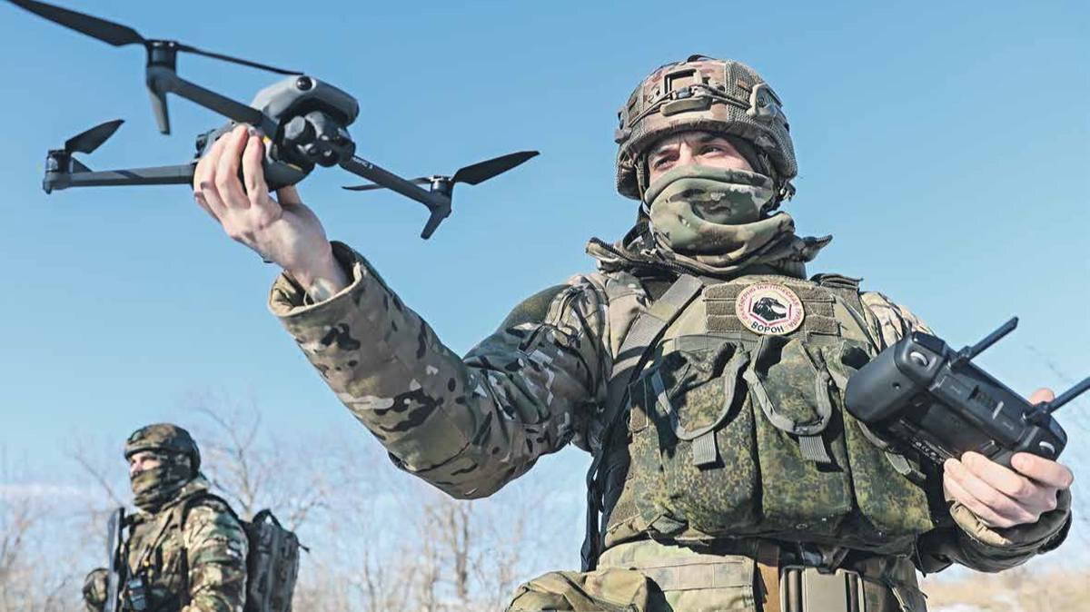    Военнослужащие инженерного подразделения первого армейского корпуса ВС России отрабатывают действия тактической саперной группы по атаке на позиции противника с использованием БПЛА / Фото: Дмитрий Ягодкин / ТАСС